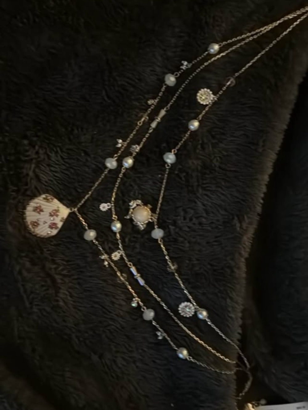 Betsey Johnson layered seashell necklace - Picture 2 of 4